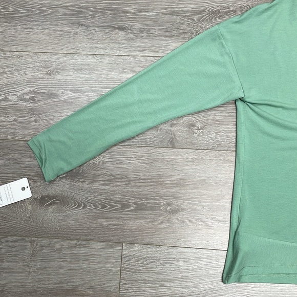 NWT Apana Yoga Long Sleeve Top Back Cutout and Twist Detail Feldspar Green M - Picture 15 of 16